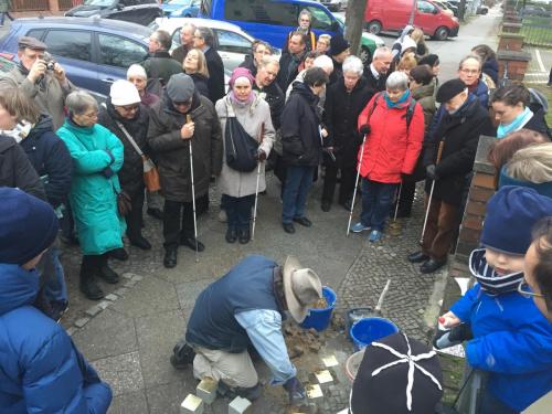 ... Einbetten der Stolpersteine ...