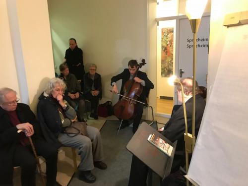 Gedenken 2018 - Cello-Spiel im Treppenhaus von Haus Nazareth